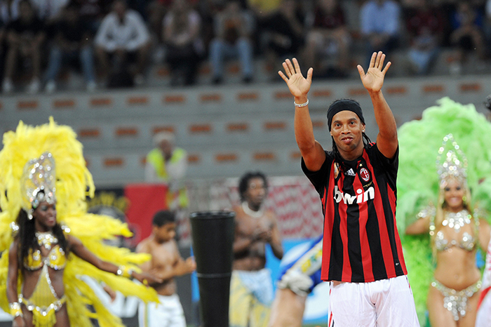 Ronaldinho signs AC Milan - Planet Football